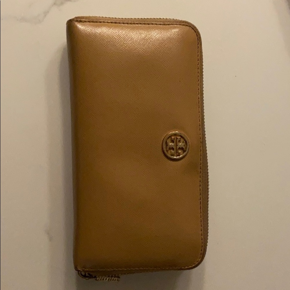 Tory birch wallet!